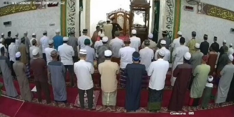 Ingin Masuk Surga, Pria Ini Nyelonong Masuk ke Masjid dan Cium Imam Salat 