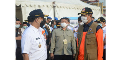 Dapat Bantuan Perahu Karet, Anies Pastikan Tidak Ada Korban Banjir