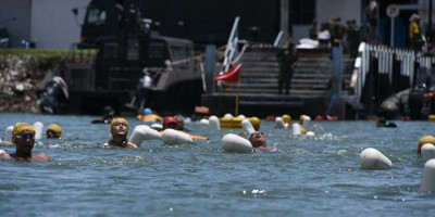 Puluhan Siswa Diklatsarmil Bakamla RI Ikuti Praktek Renang Laut