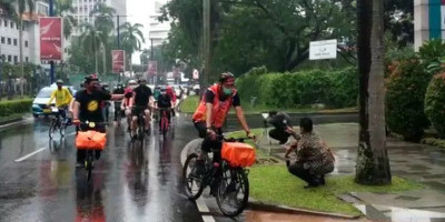 Kampanye Transportasi Ramah Lingkungan, Anies Gowes Bareng Dubes Nordik