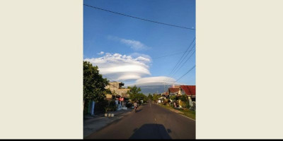 Fenomena Indah di Gunung Lawu, Awan Berselimut Membentuk Topi