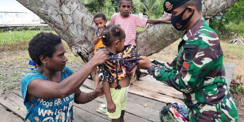 Kenalkan Budaya Jawa ke Anak Papua, TNI Beri Hadiah Baju Batik Khas Solo