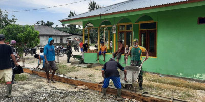 Satgas Yonif MR 413 Kostrad Bantu Warga Bangun Pagar Masjid