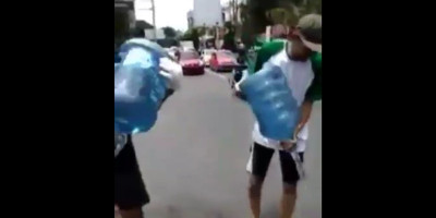 Ceritanya Boikot Prancis, Orang-orang Ini Buang Air Aqua di Tengah Jalan