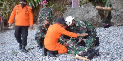 Prajurit Batalyon Marinir dan Basarnas Latihan Penyelamatan Bareng