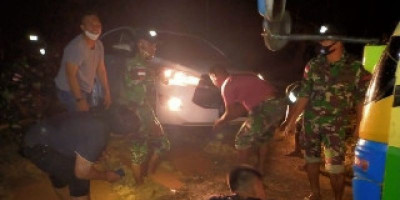 Personel Satgas Yonif 642 Bantu Warga Tarik Mobil Amblas dan Perbaiki Rumah