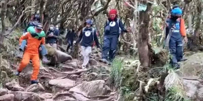 Basarnas Evakuasi Pendaki Hipotermia di Gunung Bawakaraeng 