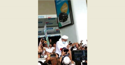 Habib Rizieq Tiba di Indonesia, Massa FPI Berebut Salaman