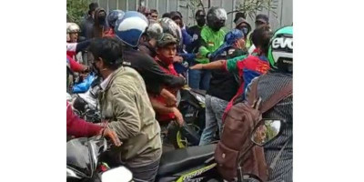Diduga Tersinggung, Demonstran di Tangerang Keroyok Pengendara Motor