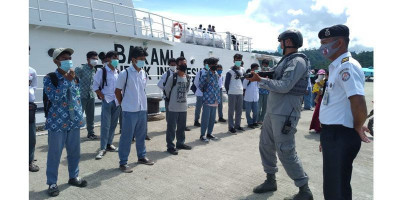 KN Ular Laut-405 Terima Ratusan Siswa TK Hingga Mts di Halmahera Selatan