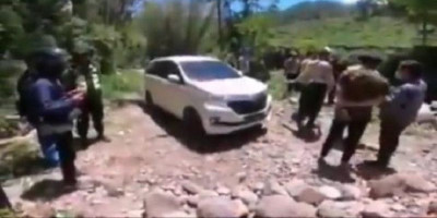Tersesat di Hutan Angker, Pengemudi dan Mobilnya Ditemukan Terjepit di Tebing 