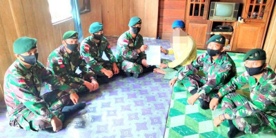 Warga Desa Apauping Serahkan Senjata Rakitan ke Satgas Pamtas Yonif Raider 200