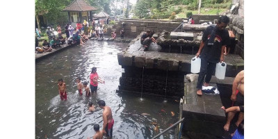 Berburu Berkah Air Suci Petirtaan Jolotundo