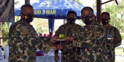 Danmenart 2 Marinir Laksanakan Doa Bersama dan Potong Tumpeng 