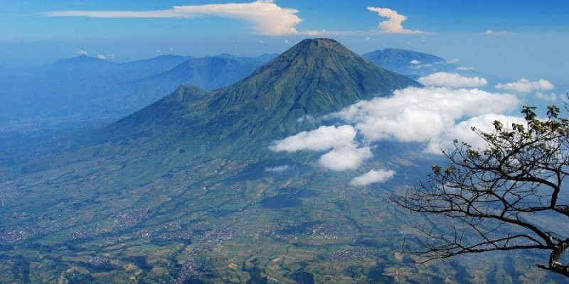 Menaklukan Tiga Gunung yang Jadi Atap Jawa Tengah