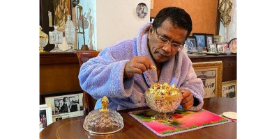 Kemewahan Hotman Paris Menyantap Popcorn Berbalut Emas