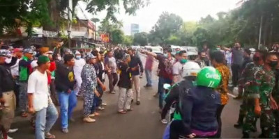 Diteriaki Massa FPI Saat Turunkan Baliho Rizieq, Prajurit TNI Cuek  