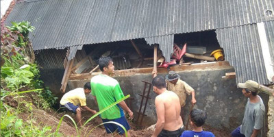 Sejumlah Rumah Rusak Tertimpa Longsor di Cikidang