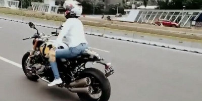 Naik Moge, Nikita Mirzani: Otw Petamburan, Keliling Nyopotin Baliho 