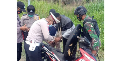 Kuatkan Sinergitas di Perbatasan RI-PNG, Satgas Yonif MR 413 Gelar Razia Gabungan