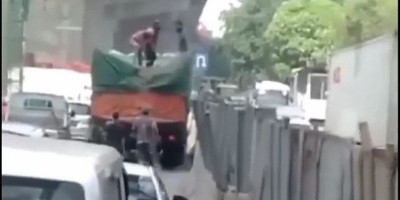 Videonya Viral, Siang Bolong Bajing Loncat Jarah Muatan Truk di Cakung