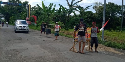Warga Bondowoso Gotong Royong Perbaiki Sendiri Jalan yang Rusak