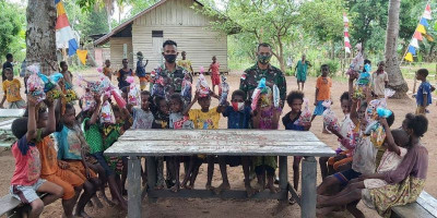 Satgas Yonif 125 Gandeng MJC Bagikan Bingkisan dan Pakaian untuk Anak-anak Kampung Kondo