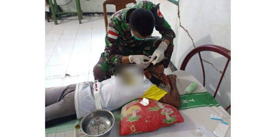 Satgas Pamtas Yonif 642 Obati Luka Bapak Johari Akibat Ketiban Sawit