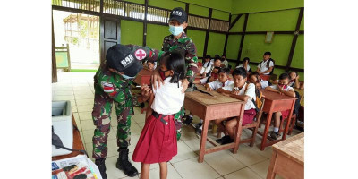 Satgas Yonif 642 Bantu Puskesmas Berikan Imunisasi DPT