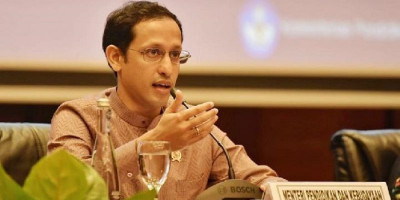 Mas Nadiem Terharu, Ada Guru yang Harus Cari Sinyal di Seberang Sungai