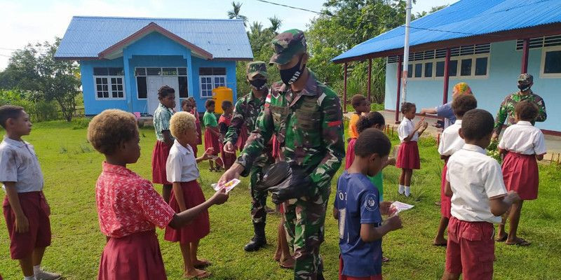 Peduli Anak Perbatasan, Satgas Pamtas Yonif 125 Bagikan Masker di SD YPK Toray