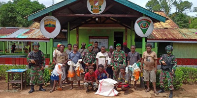 Tingkatkan Perekonomian Warga, Satgas Yonif 125 Beri Bantuan Jaring Ikan