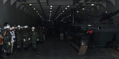 Dankormar Dampingi Kasal Meninjau Kapal Angkut Tank