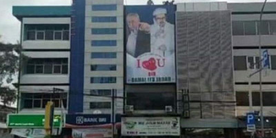 Tokoh Tionghoa Ini Pamer Reklame Besar Bergambar Rizieq Shihab