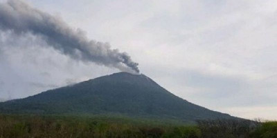 Gunung Ili Lewotolok Erupsi, Kolom Abu Capai 4.000 Meter di Atas Puncak