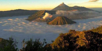 Gunung Semeru Erupsi, Lava Terlihat Turun dan Asap yang Membumbung Tinggi 
