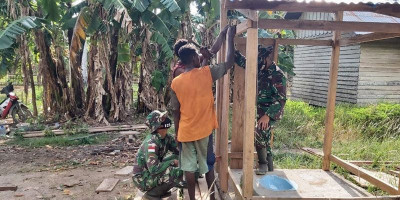 Satgas Pamtas Yonif 125 Bantu Warga Kampung Kondo Bangun WC
