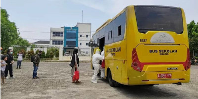Ribuan Pasien Covid-19 di Jakarta Dievakuasi Bus Sekolah