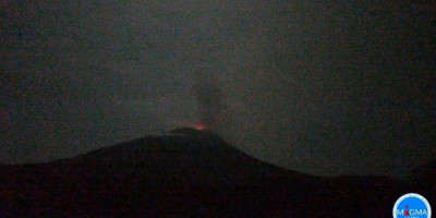 Erupsi Gunung Ili Lewotolok, Gemuruh dan Sinar Api 200 Meter di Atas Puncak