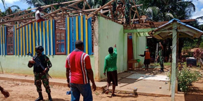 Satgas Yonif 125 Bantu Renovasi Gereja di Kampung Toray