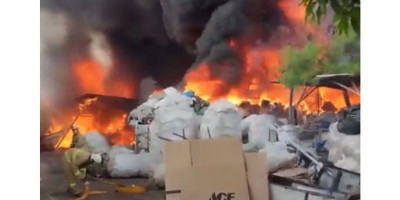 Lapak Barang Bekas Terbakar, Sepeda Motor dan Kamar Kontrakan Ikut Ludes