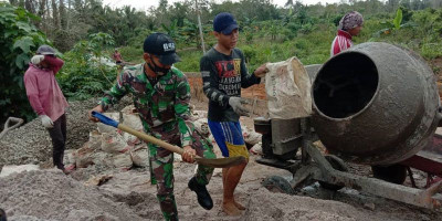 Semangat Gotong Royong, Satgas Pamtas Yonif 642 Bersama Warga Bangun Jalan Desa