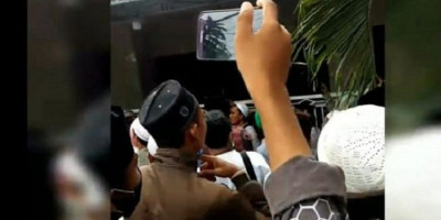 Umat Islam Pamekasan Madura Geruduk Rumah Mahfud MD, Korlap: Bukan Tanggung Jawab Saya