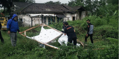 TNI dan Polri Dampingi Penertiban APK di Kecamatan Ngantang