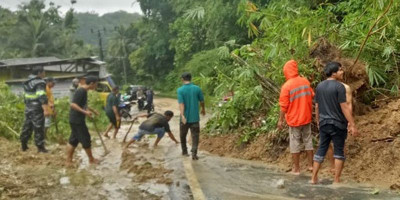 Tebing di Tanjakan Cikaso Longsor, Kendaraan Lewat Bergantian 