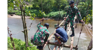 Satgas Pamtas Yonif 642 Bersama Warga Perbaiki Jembatan Rusak