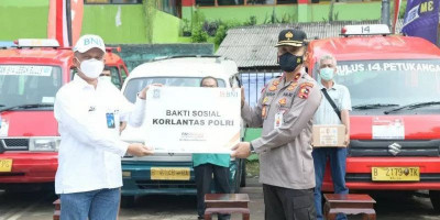 Korlantas Bagikan 9500 Paket Sembako Buat Sopir Angkot di Jaksel