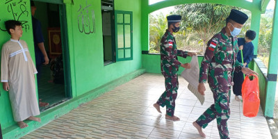 Jaga Kenyamanan Beribadah, Satgas Yonif 642 Bersama Warga Bersihkan Masjid Al-Kautsar