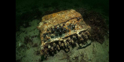 Penyelam Temukan Mesin Kode Rahasia Nazi di Laut Baltik