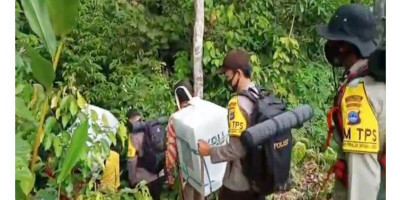Hasil Pilkada dari Pegunungan Meratus Tiba Setelah Dibawa Jalan Kaki 3 Hari